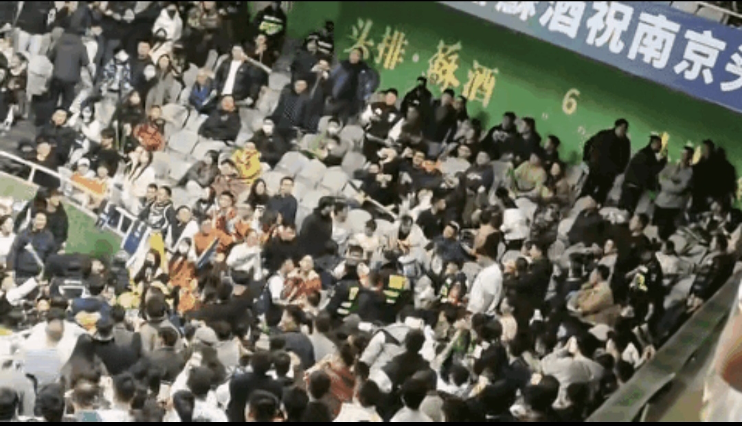 爱游戏官网-热情对决:球迷热情鲜血激战正酣的简单介绍