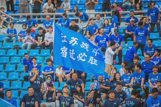 包含主场球迷呐喊助威，助威声音震耳欲聋的词条