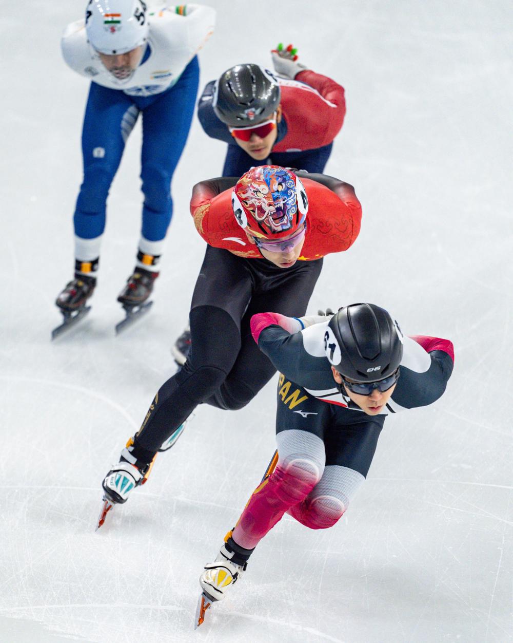 关于短道速滑冠军夺魁，冲刺无人能敌的信息
