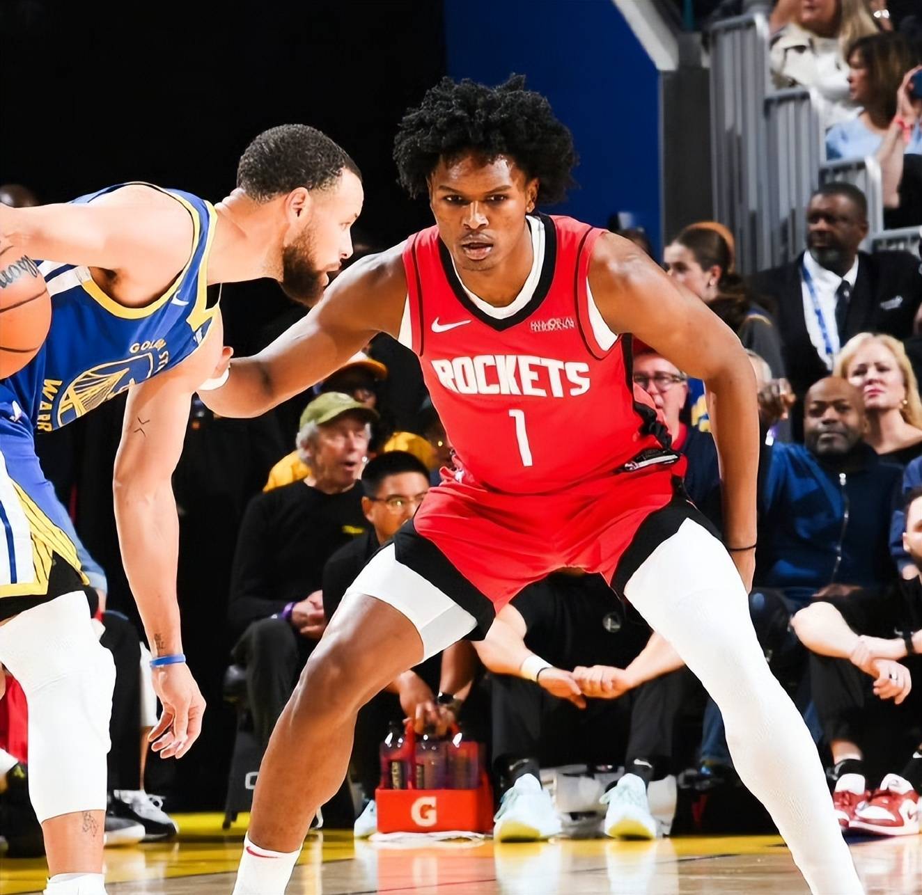 火箭后卫倾情奉献,全队发挥均衡逆袭成功 火箭后卫倾情奉献,全队发挥均衡逆袭成功