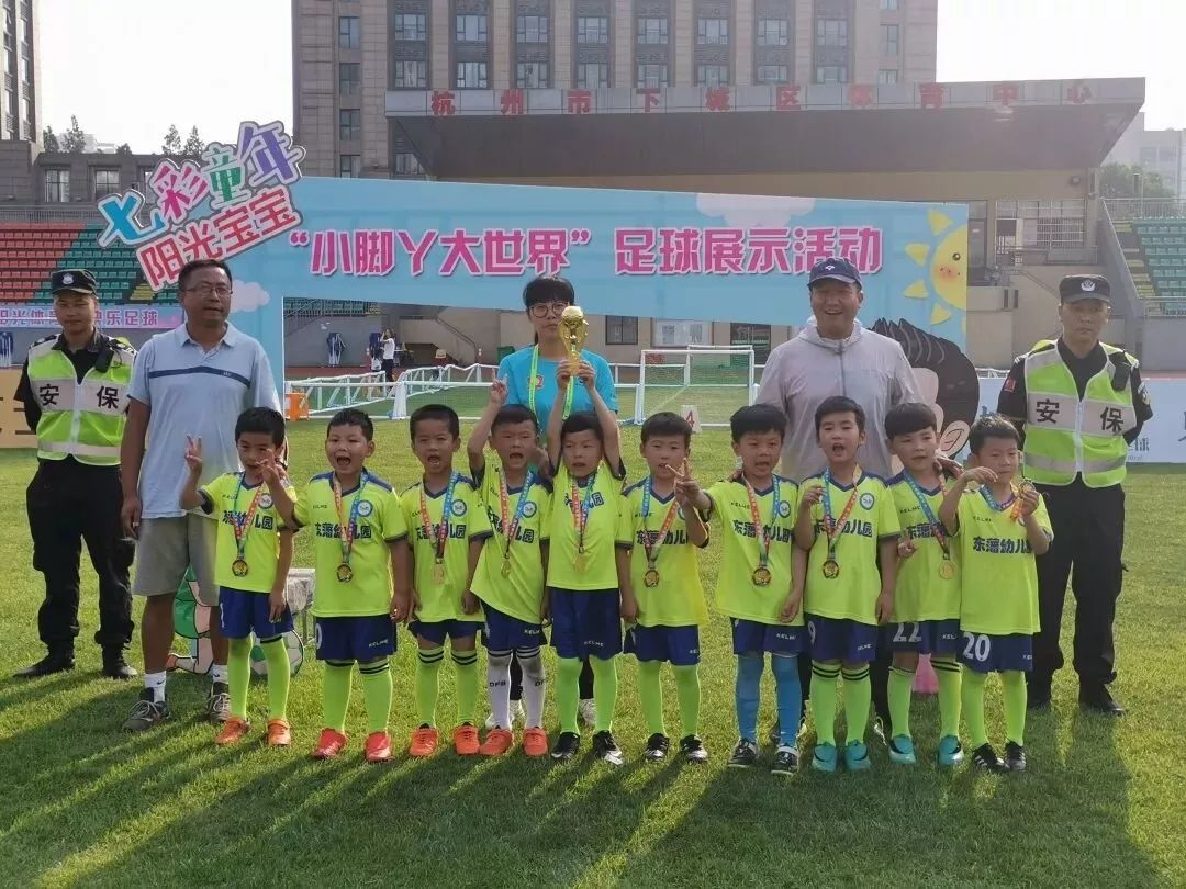 爱游戏官网-青年球员拼尽全力，为球队捧回胜利