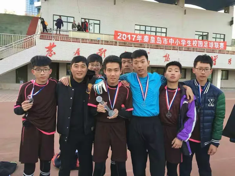 青年球员拼尽全力,为球队捧回胜利 青年球员拼尽全力,为球队捧回胜利