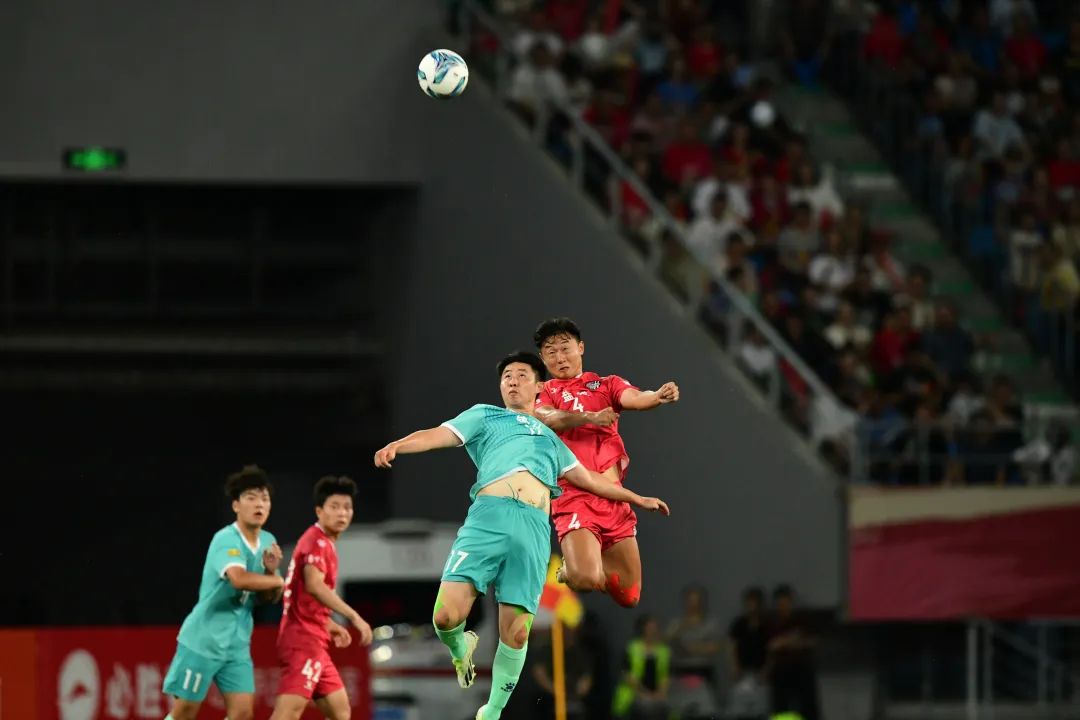 爱游戏官网-球员们努力拼搏，为胜利而战