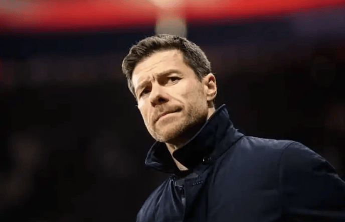 包含勒沃库森球员受伤下场，影响球队战术部署的词条