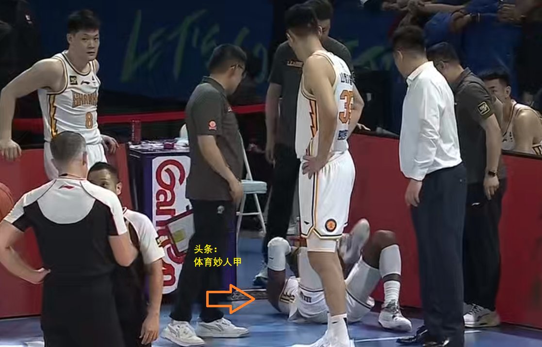 体育比赛中球队之间的对决火花四溅 体育比赛中球队之间的对决火花四溅