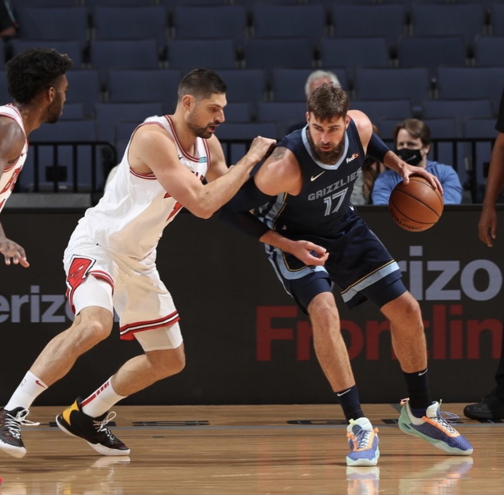 爱游戏体育地址-公牛主场逆转灰熊,扬纳斯斩获三双数据