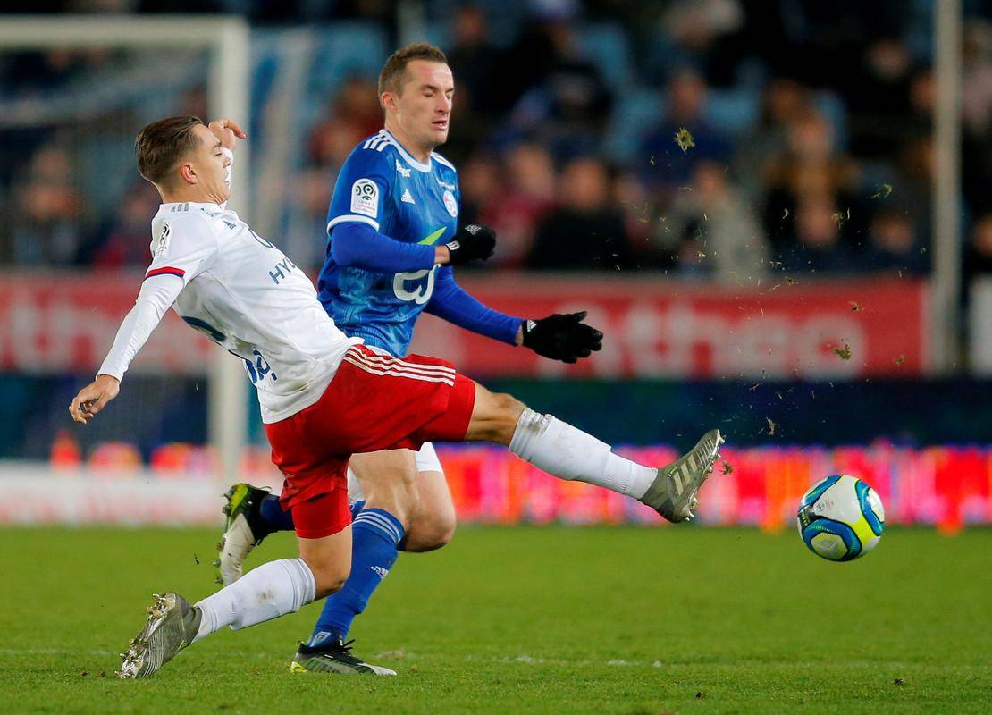 里昂球队遭遇失利,状态下滑 里昂球队遭遇失利,状态下滑