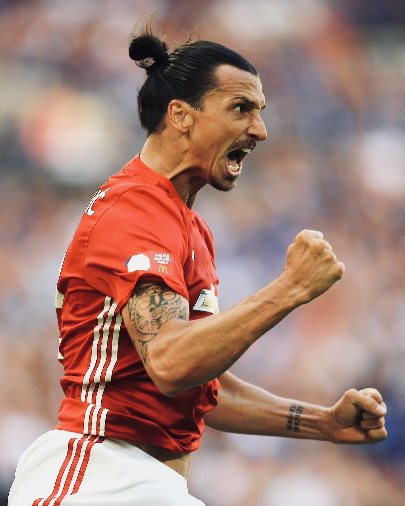 爱游戏官网-伊布再度秀腹肌照片,网友:37岁的他依旧撩人!的简单介绍