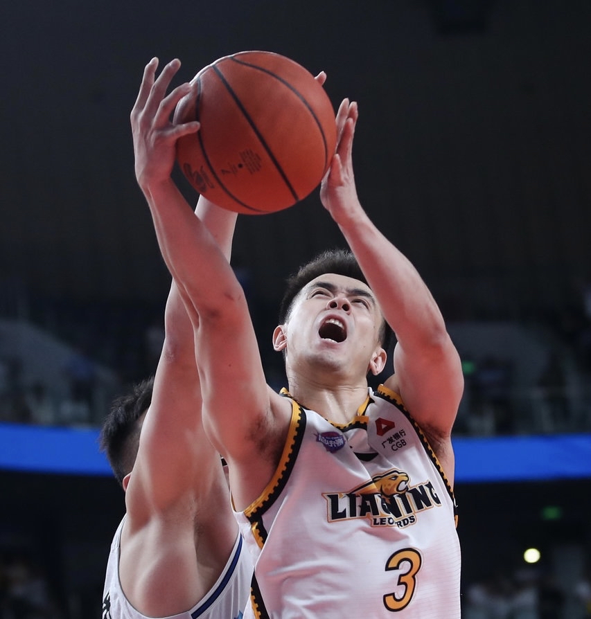 关于紧张的比赛中，球队士气高昂，不怕困难的信息