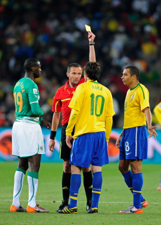 爱游戏在线登录-红牌黄牌频现，裁判执法引发争议