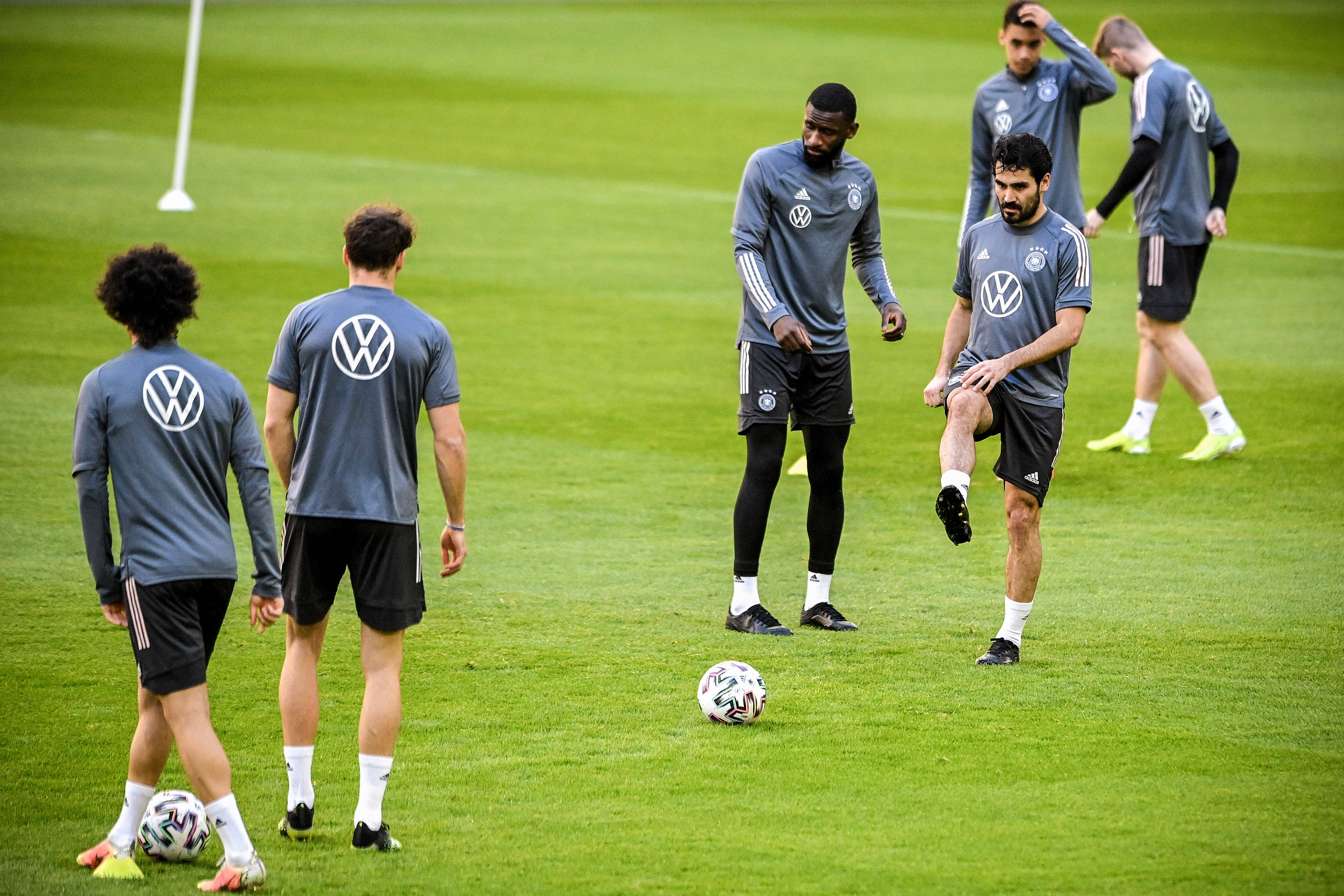 包含沙尔克蒙彼利埃队积极备战德国足球比赛的词条